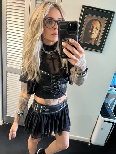 Customer photo review of [PRE-ORDER] JBEXTENSION FEDE MONO Full Monofilament Handmade Full Lace Full Hand Tied Wig 19 Inches Wave Mix Blonde Mono Lace Handmade Futura Fiber Wig with Anti-slip Silicone Strips Glueless Wig FEDE MONO - MIX BLONDE【BENDY EAR TABS】
