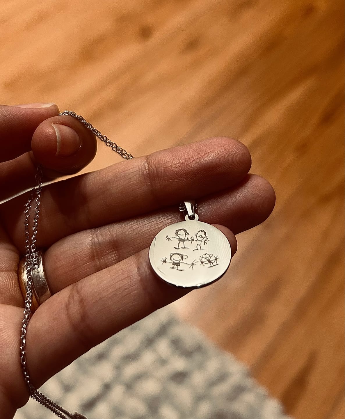 Customer photo review of Colar c/ Desenho ou Dedicatória Personalizado