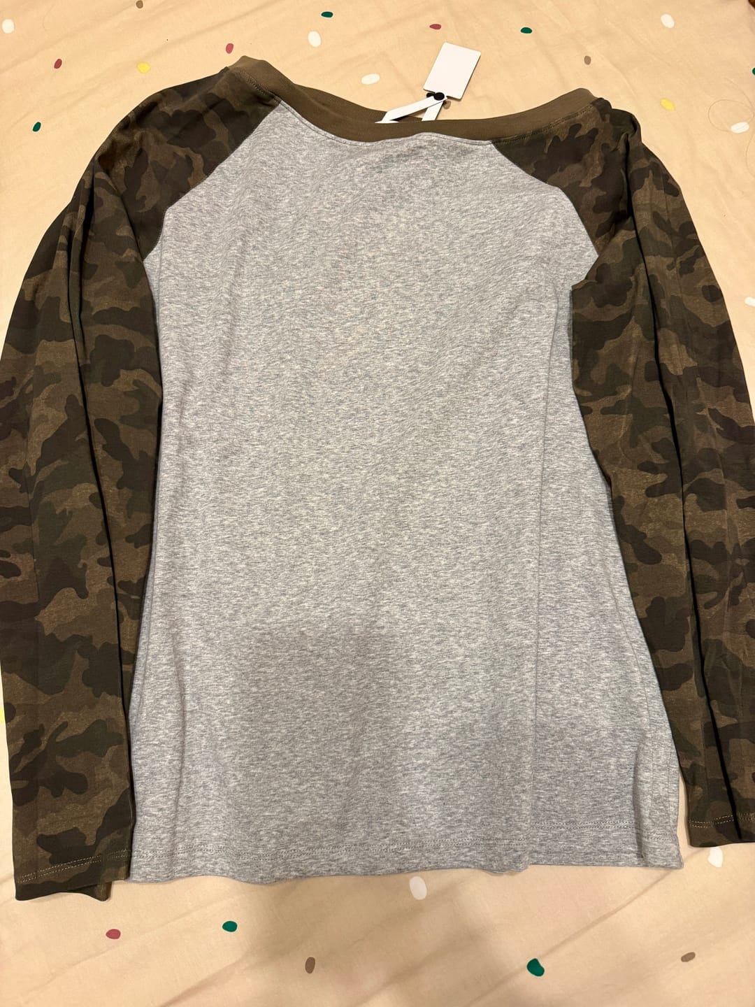 Customer photo review of IAMXIAA Camo Sleeve Off-Shoulder Raglan T-Shirt
