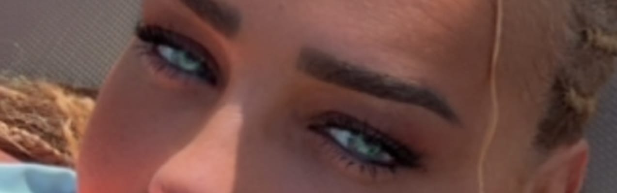 Customer photo review of MASCARA INCURVÉ AVEC SÉRUM DE CROISSANCE INFUSÉ