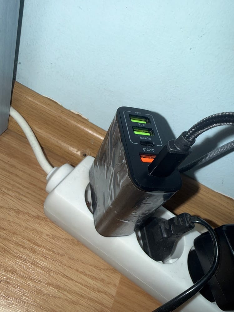 Customer photo review of Incarcator Retea, 65W, 5 Porturi, 3 x USB, 2 x Type-C, Negru