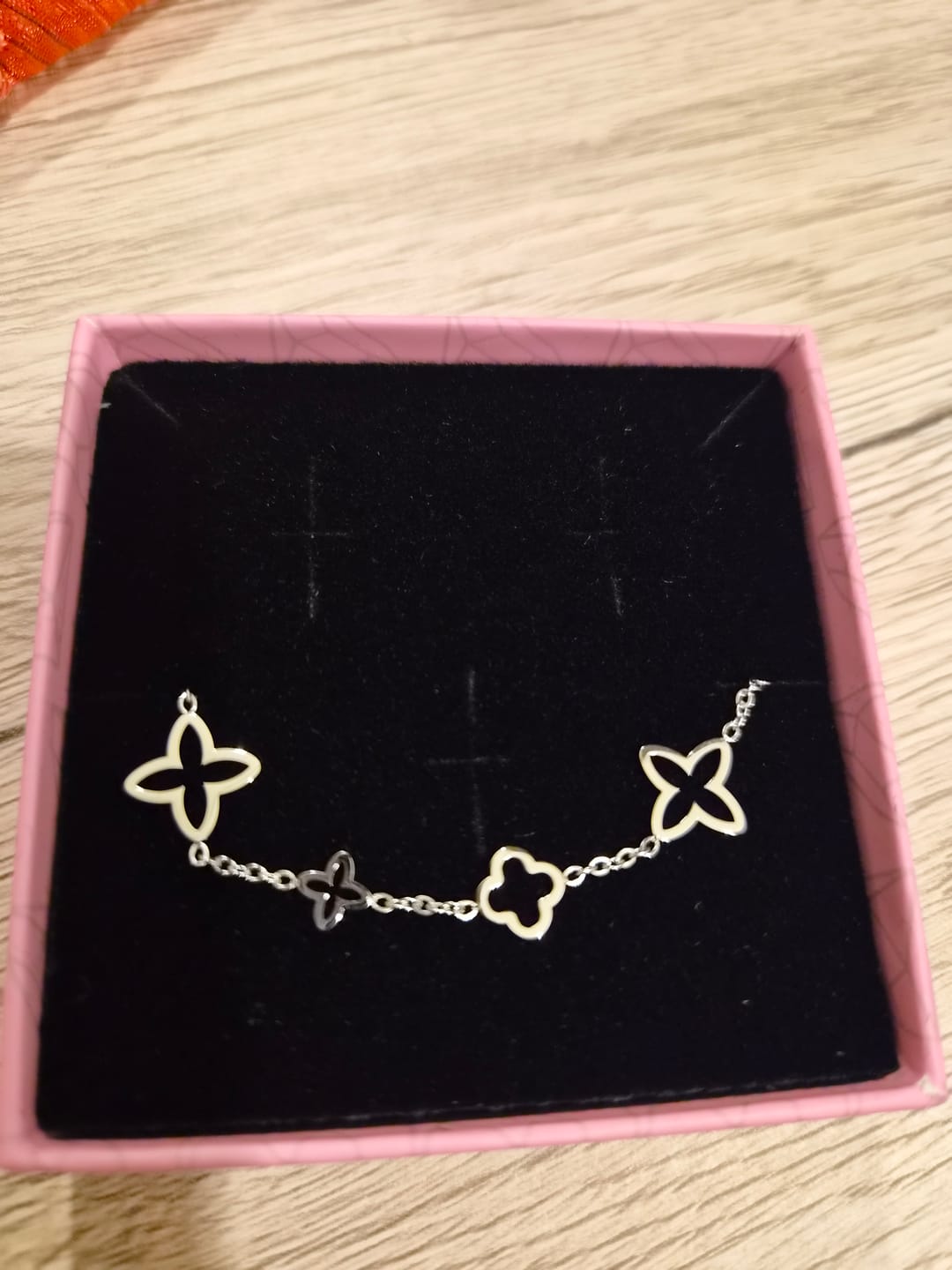 Customer photo review of Fancy Clover Armband | 18K vergoldet