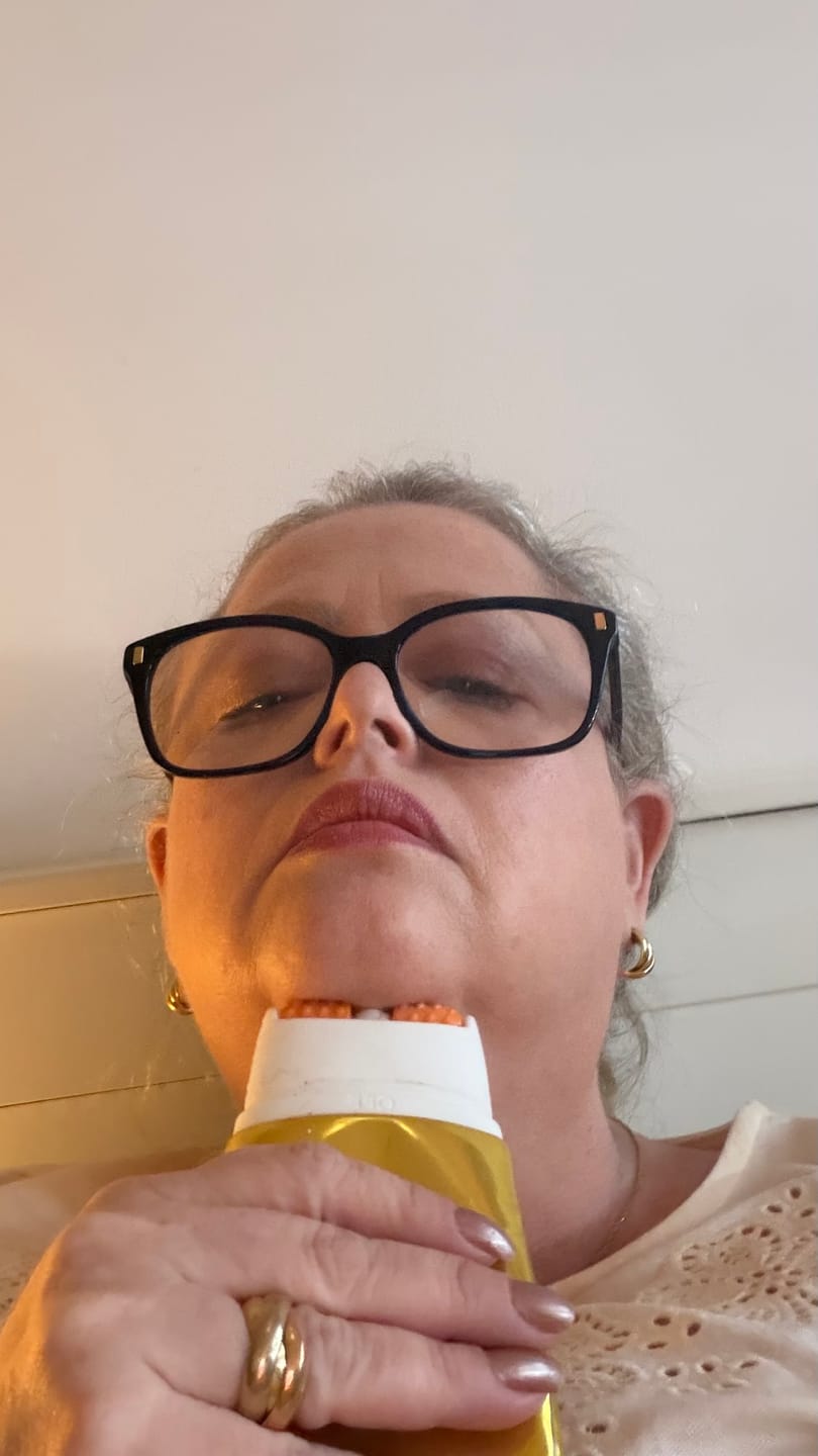 Customer photo review of Creme com rolo reafirmante para queixo, pescoço e papada ah-8 3 em 1  - FIRMAX™