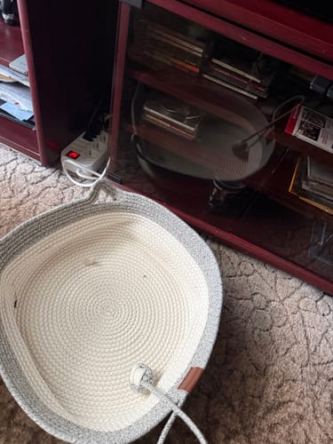 Customer's Fellnest Katzenkorb in cream and grey rope material, sitting on a carpeted floor.