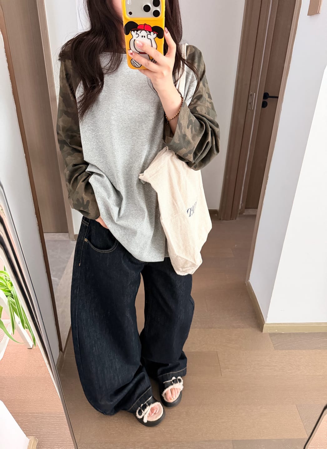 Customer photo review of IAMXIAA Camo Sleeve Off-Shoulder Raglan T-Shirt