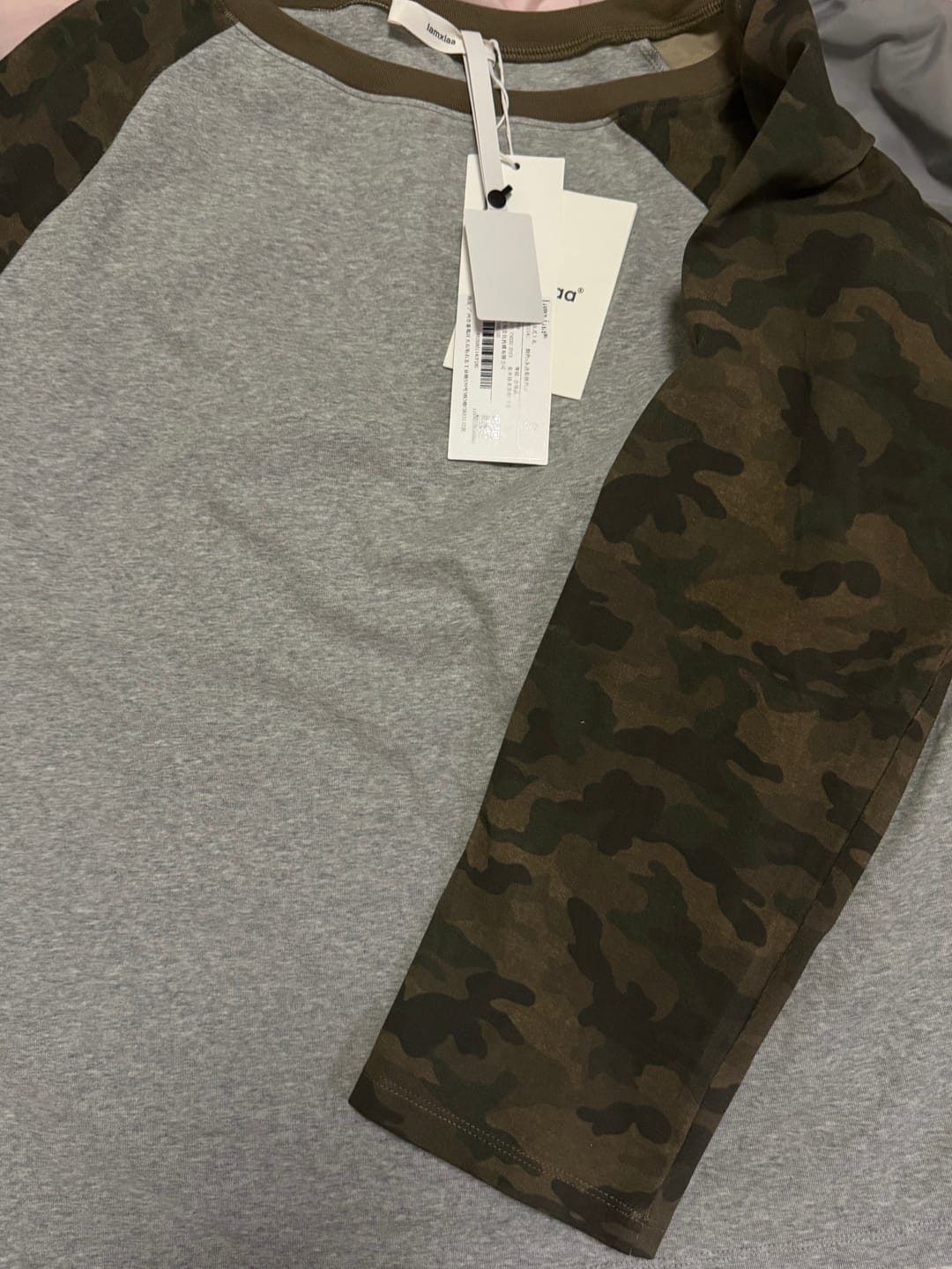 Customer photo review of IAMXIAA Camo Sleeve Off-Shoulder Raglan T-Shirt