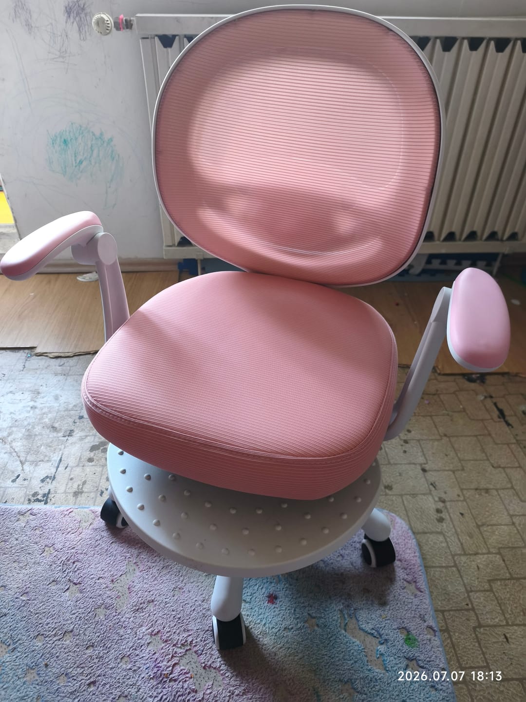 Customer photo review of Scaun Reglabil pentru Copii, Model Ergonomic cu Spatar Confortabil, Roz