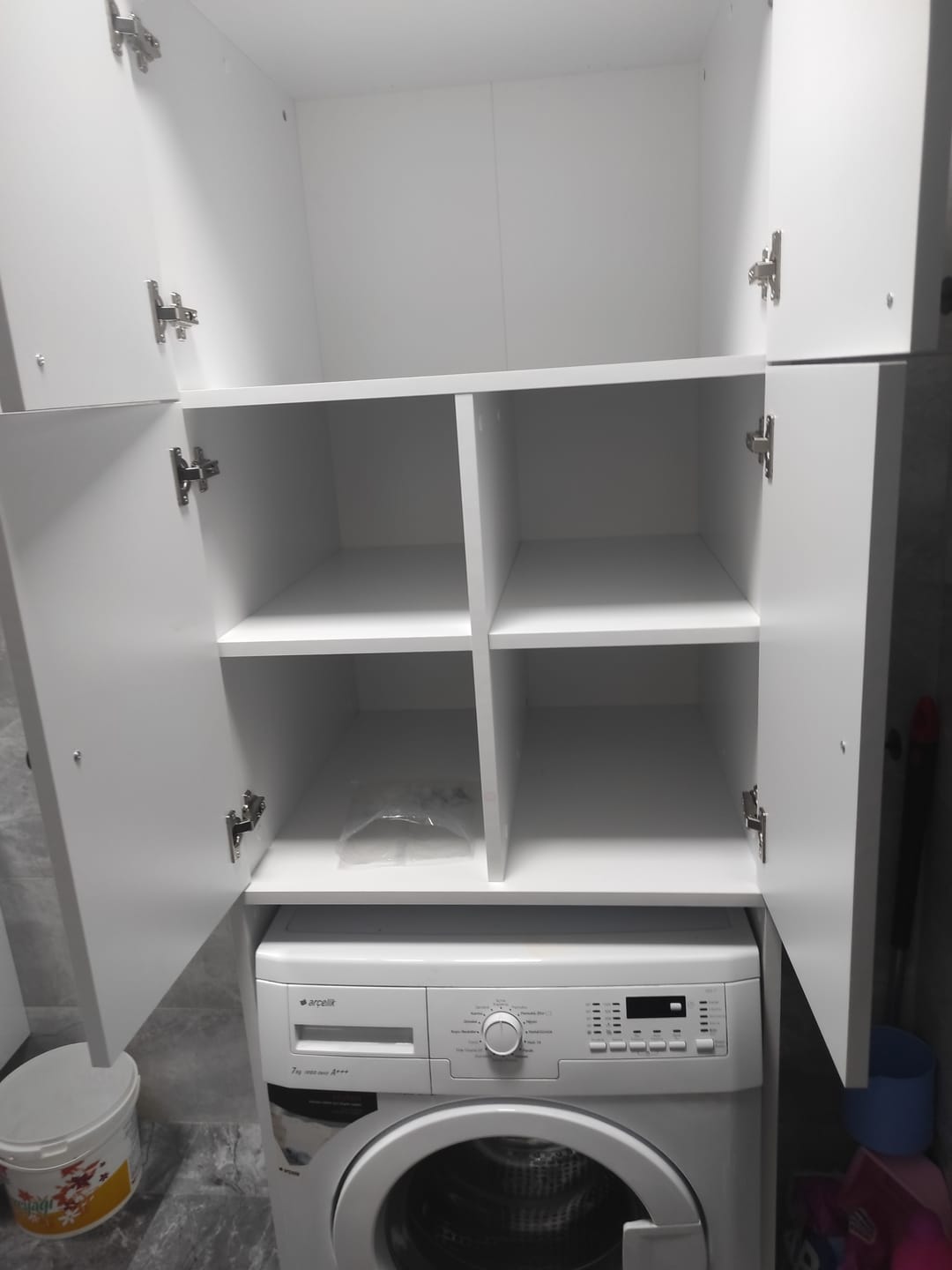 Customer photo review of Rani KD120 Çamaşır Makinesi Dolabı 4 Kapaklı 5 Raflı Banyo Dolabı Beyaz