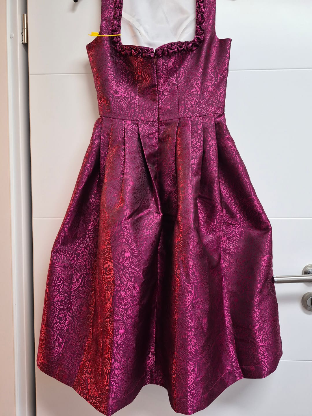 Customer photo review of Pink Gerader Ausschnitt Reißverschluss Vorne Dirndl