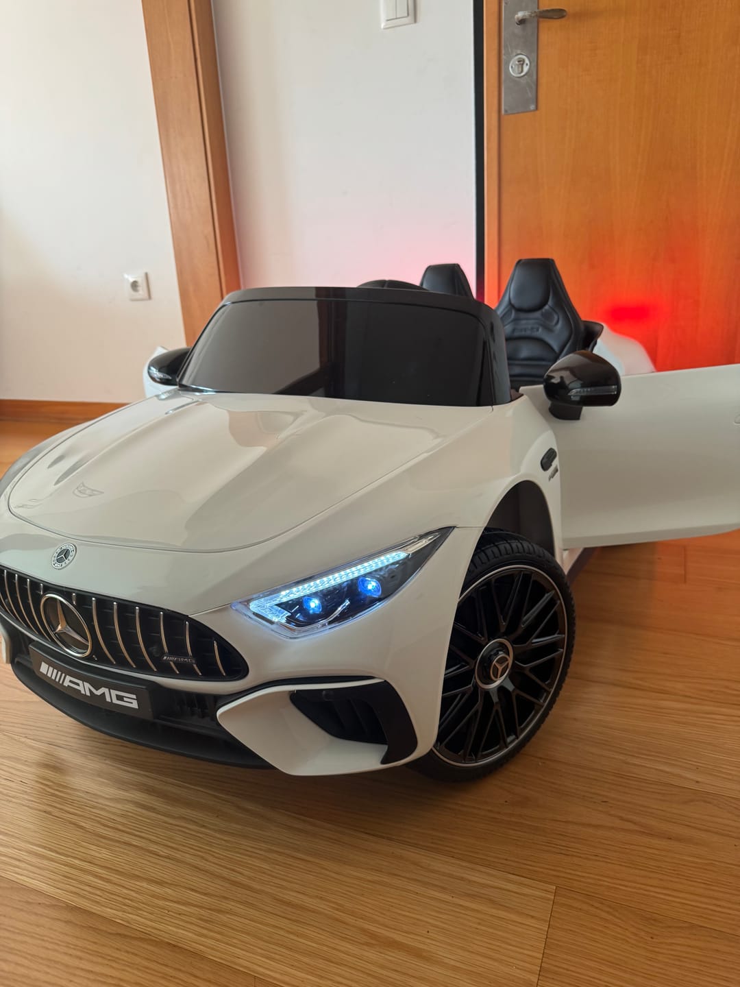 Customer photo review of Carro Elétrico para Criança MERCEDES SL63 Branco 4x4  2 LUGARES 24v c/ RODAS DE BORRACHA & ASSENTO EM PELE
