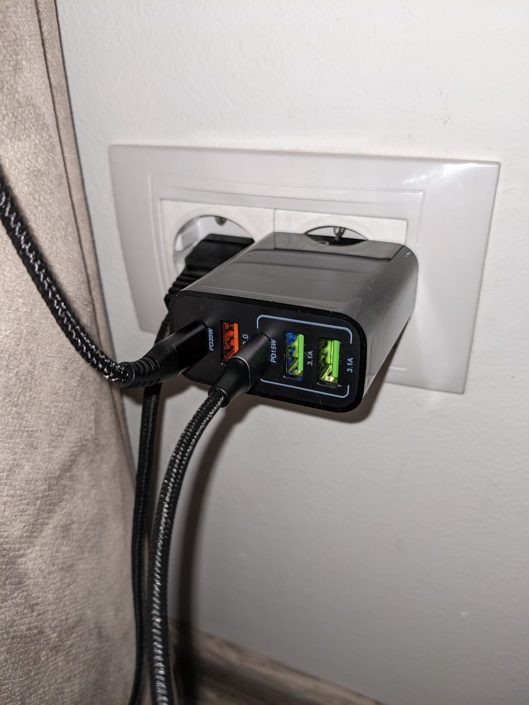 Customer photo review of Incarcator Retea, 5 Porturi, 65W, 3 x USB, 2 x Type-C, Negru
