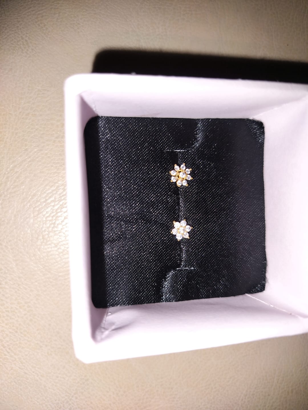 Customer photo review of Floral Radiance Screw Nose Pin