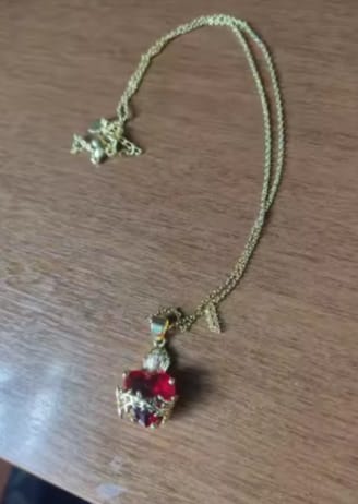 Customer photo review of Collar del Sagrado Corazón de Jesús