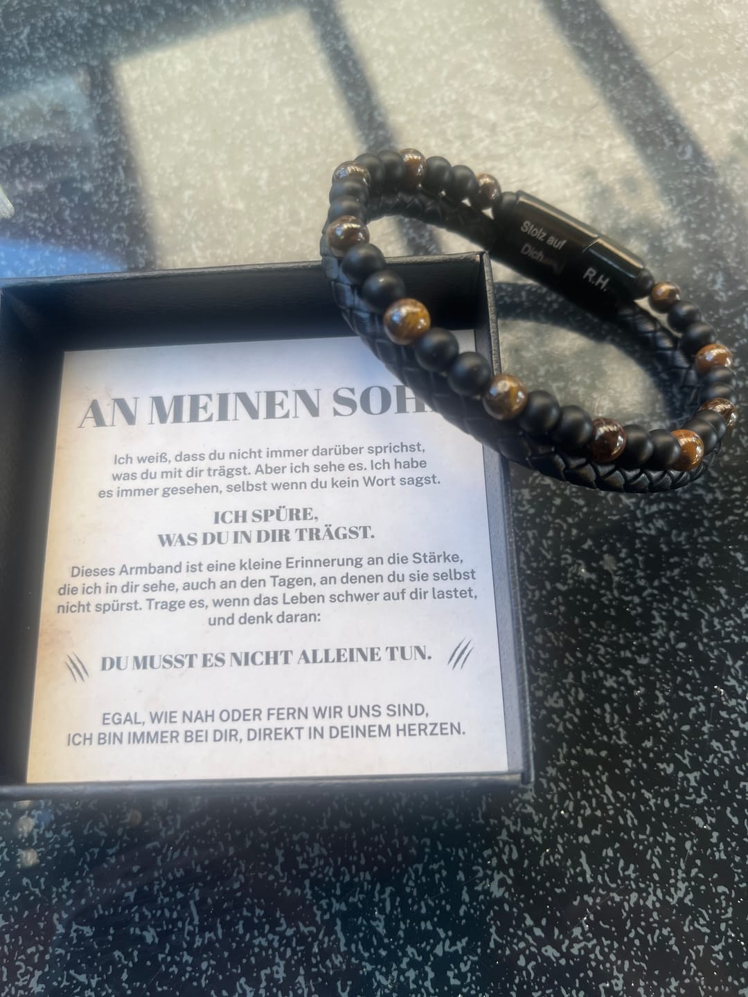 Customer photo review of Schild des Sohnes – Tigeraugen-Armband