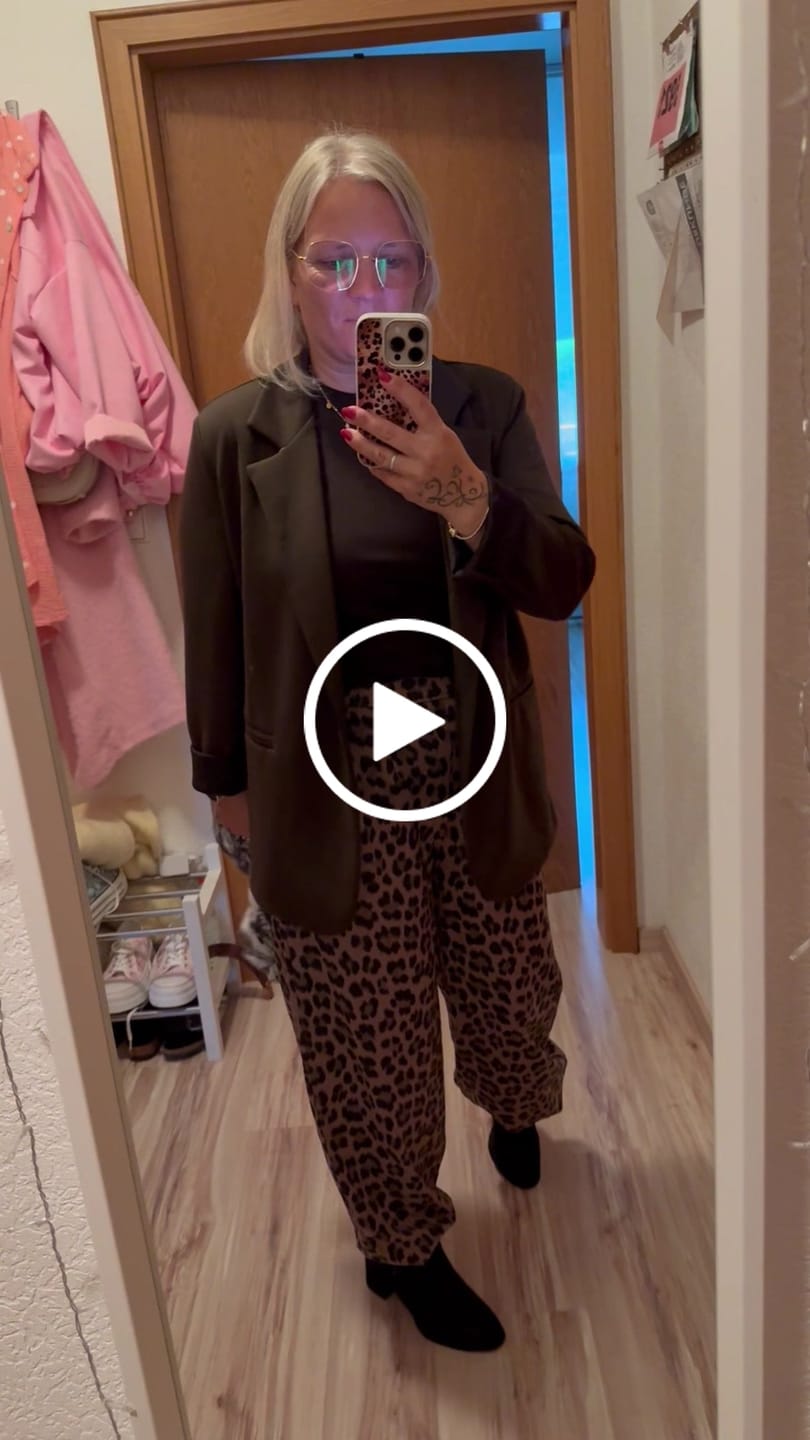 Customer video review of Butterstoff Hose CLASSY WOMAN LEO braun