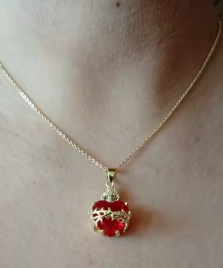 Customer photo review of Collar del Sagrado Corazón de Jesús