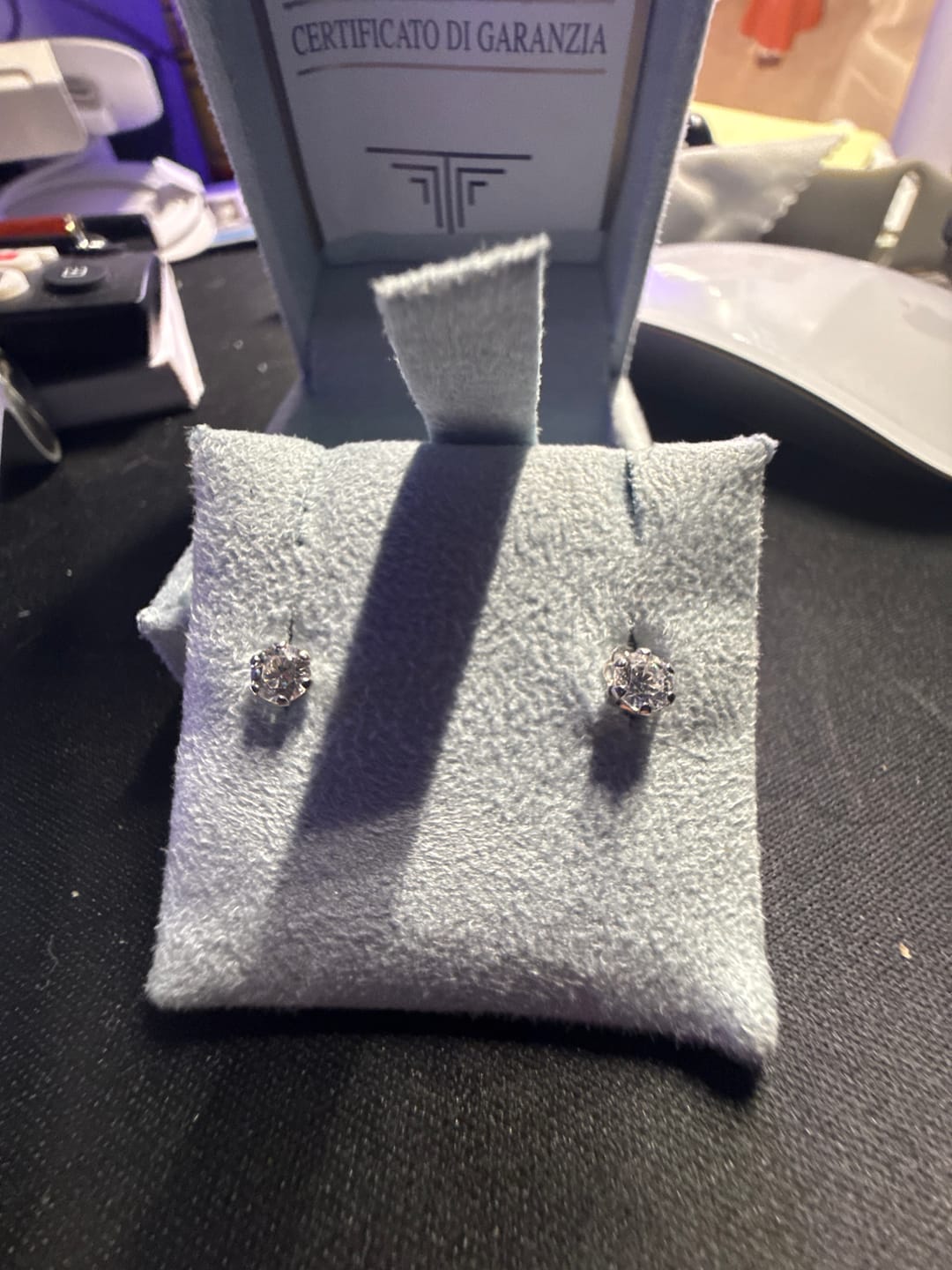 Customer photo review of Orecchini Punto Luce con Zircone Unisex in oro 18Kt TIZIANO TIZ OR 163