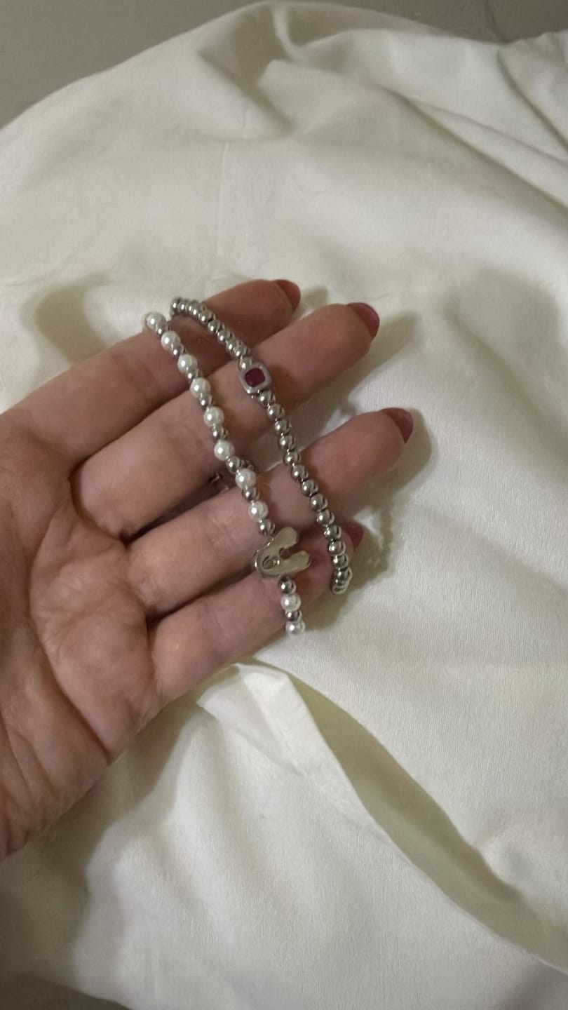 Customer photo review of Pulsera Bolitas Plateadas y Perlas Con Inicial