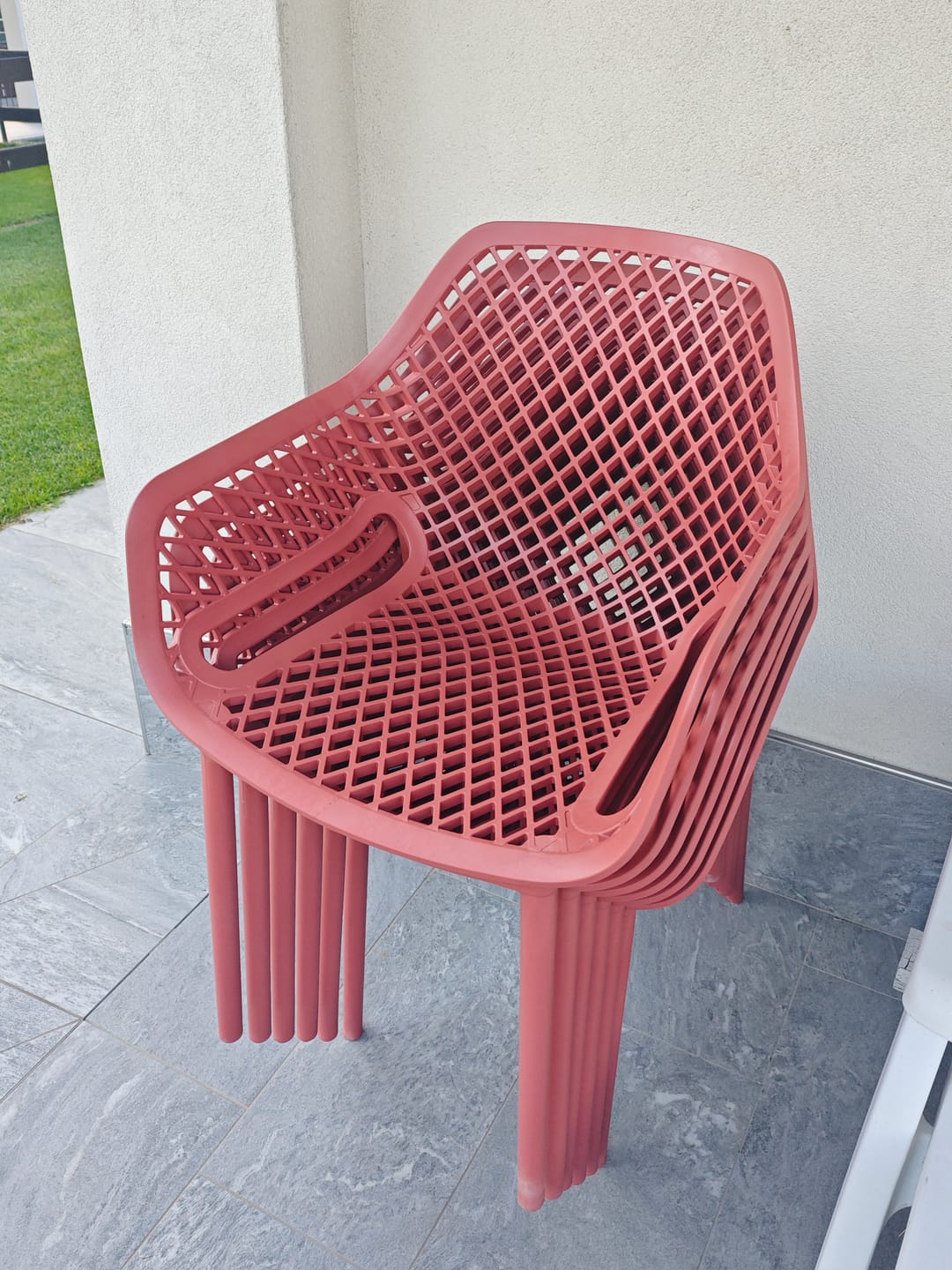 Customer photo review of Poltrona Traforata in Polipropilene Rosso Corallo Opaco 56x60x82 cm