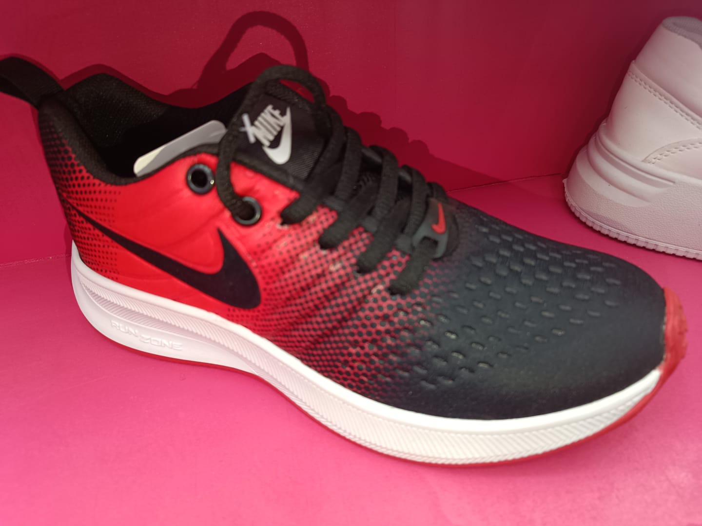 Customer photo review of Tenis 012 Negro Rojo Negro