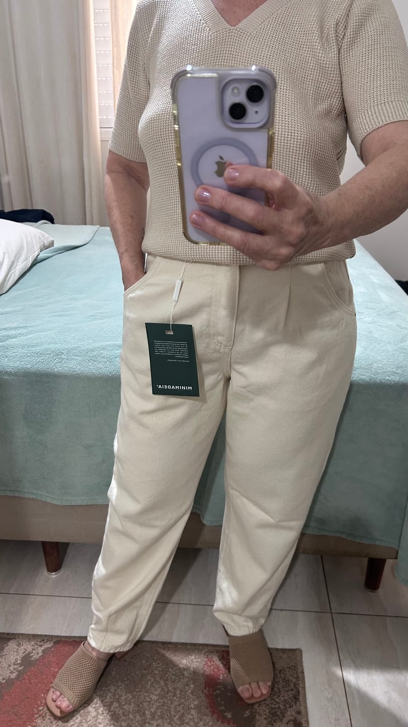 Customer photo review of Calça Jeans Slouchy Cacau Bege Natural