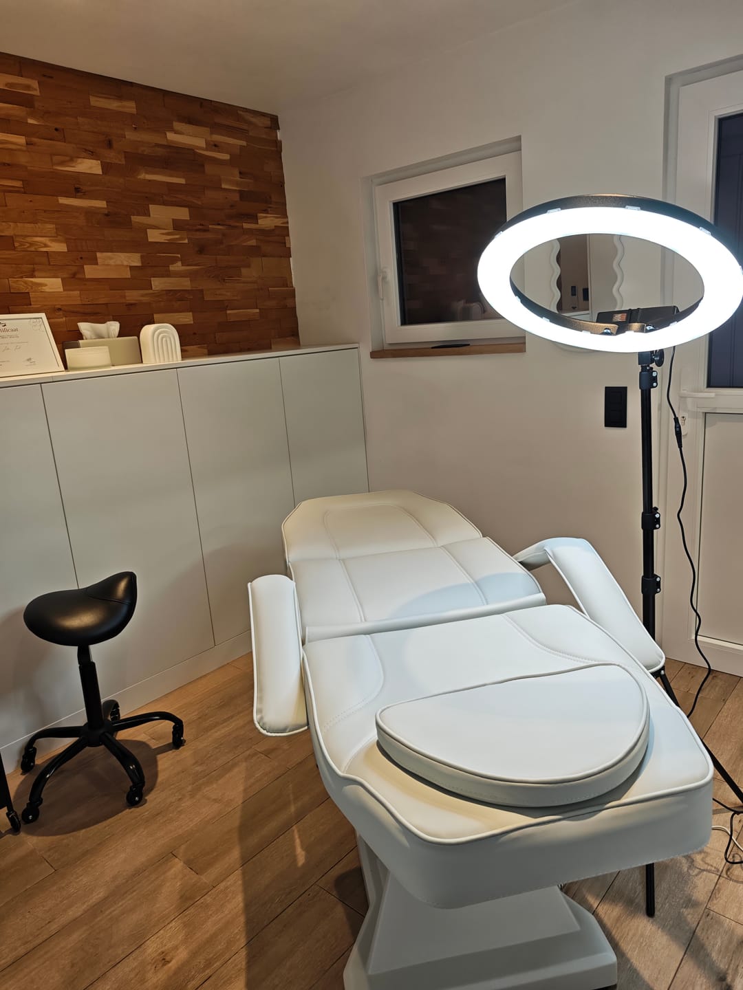 Customer photo review of Kosmetikliege Elektrisch Laris | Kosmetiksessel mit elektrischer Verstellung | 1 Motor, Handfernbedienung
