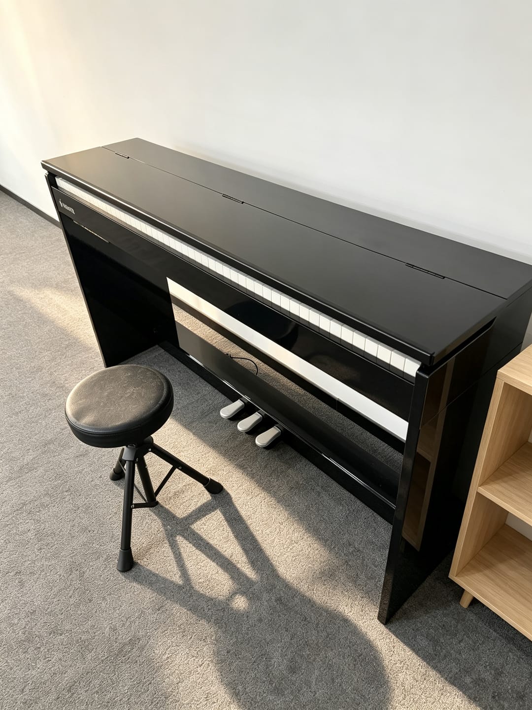 Customer photo review of Donner DDP-75 Flip-Top Sleek Gloss‑Black Upright Digital Piano