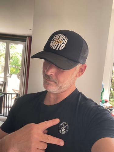 Reviewer porte la casquette et le t-shirt de la collection Golden Roses avec un logo French Moto noir et blanc.