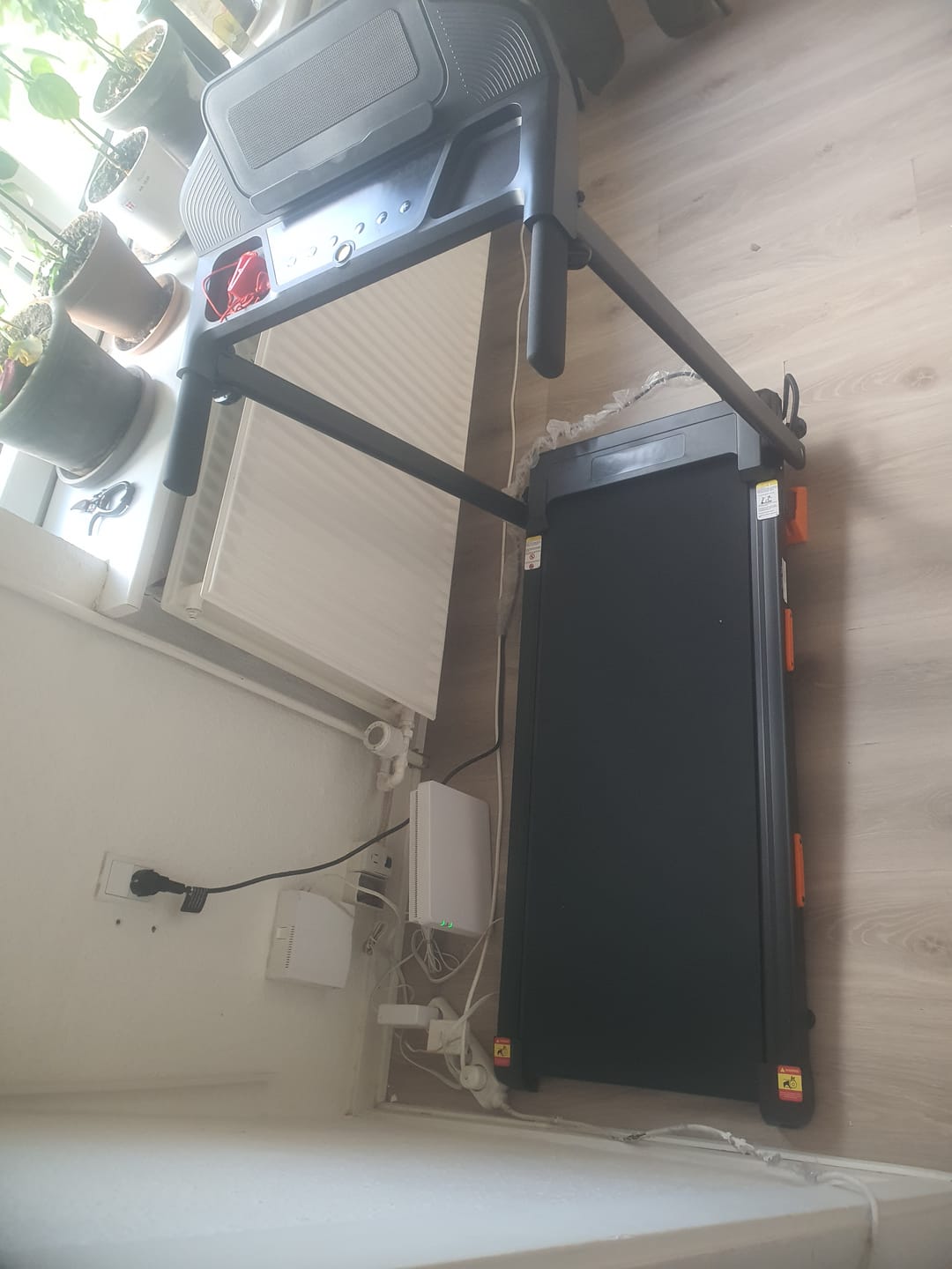 Customer photo review of Umay SF20 Foldable Treadmill with Wider Three Screen & Holder, 15% Incline & MAX 12KM/H (New Upgrade)
