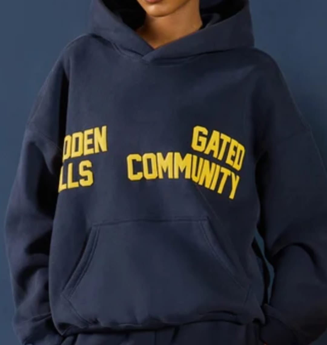 Avis client avec photo sur le sweat à capuche GATED COMMUNITY AMBER/NAVY