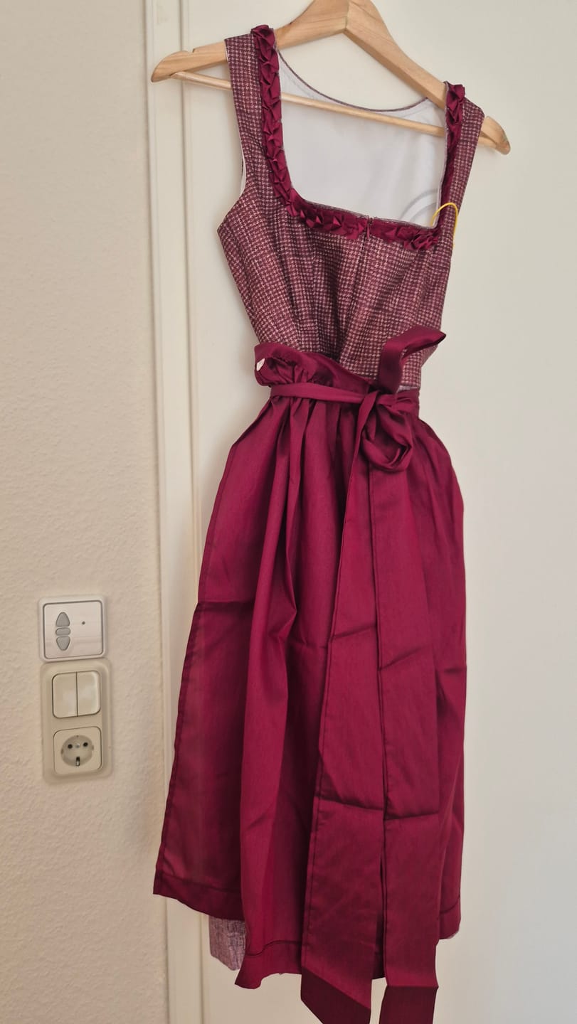 Customer photo review of Damast Dirndl in Weinrot mit Herzausschnitt Annika