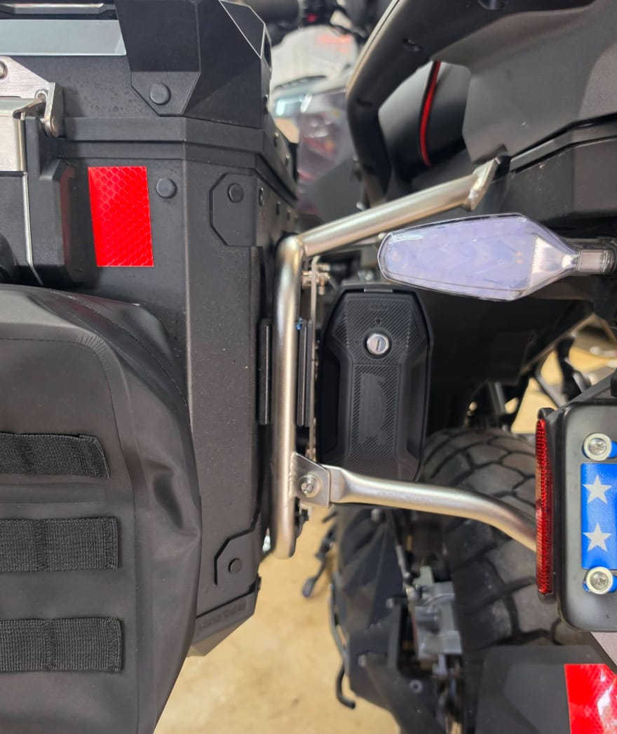 Customer photo review of LOBOO CGJX-2 Motorcycle Tool Box – IP66 Waterproof, Quick-Release, Lockable Storage for 18mm Side Rack (212–262mm Height Range)