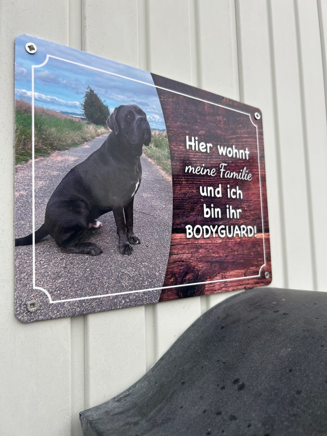 Customer photo review of Hunde-Türschild personalisiert mit Foto & Text (UV- und wetterfest)