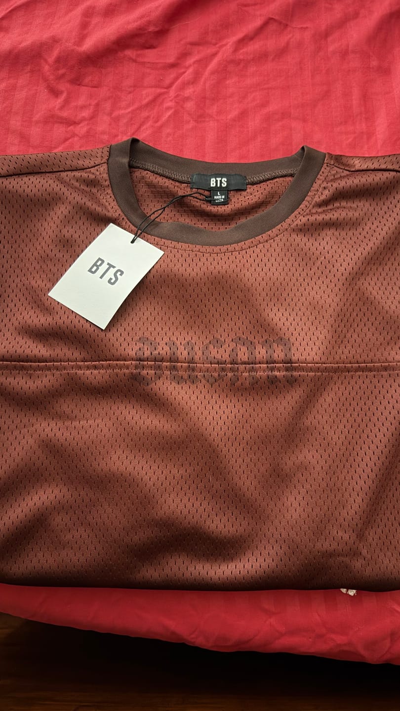 Customer photo review of BTS - ARIRANG WORLD TOUR OFFICIAL COMMEMORATIVE MD TOUR JERSEY BUSAN