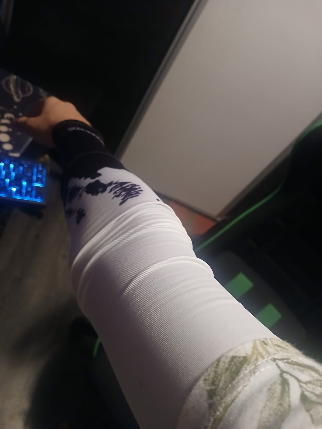 Customer photo review of Gaming Armsleeve - Black/White