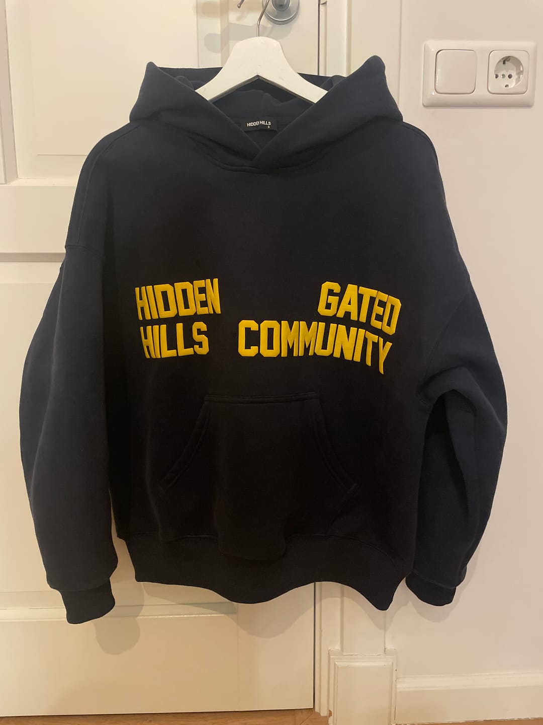 Avis client avec photo sur le sweat à capuche GATED COMMUNITY AMBER/NAVY