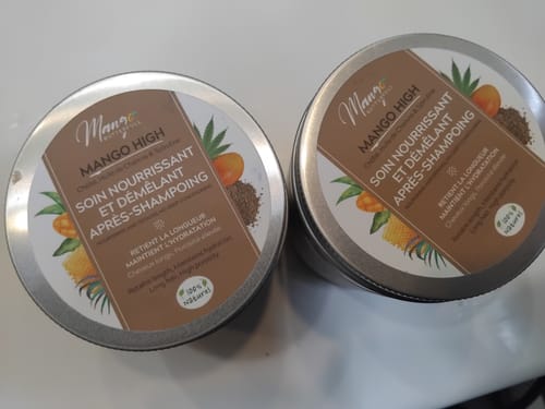 Customer's two round containers of Soin nourrissant et démêlant après-shampoing, side by side.
