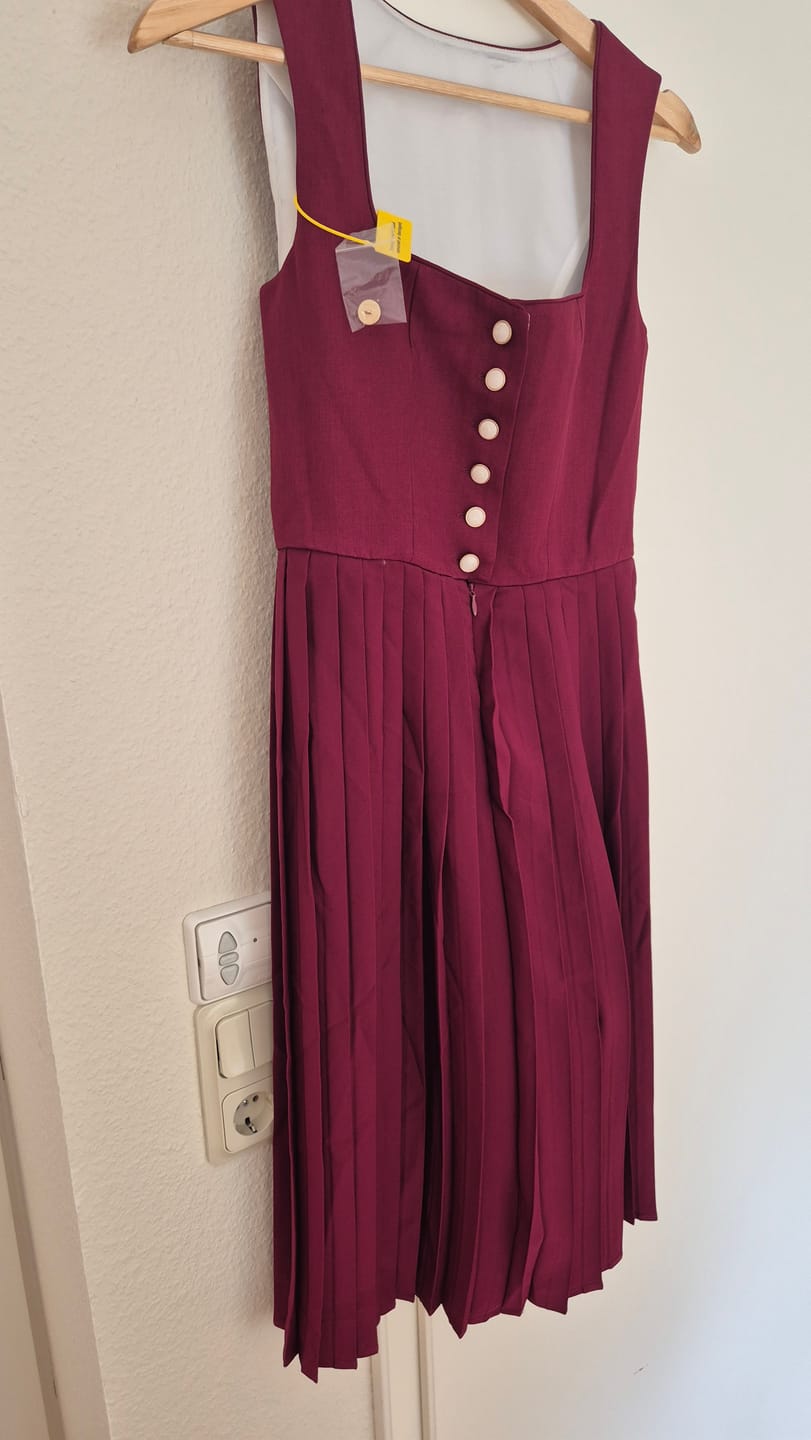 Customer photo review of Rot Herz-Ausschnitt Knöpfen Dirndl