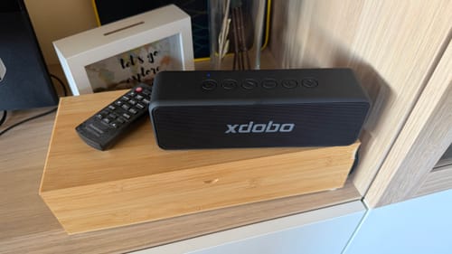 XDOBO-Lautsprecher auf einer Holzkiste
