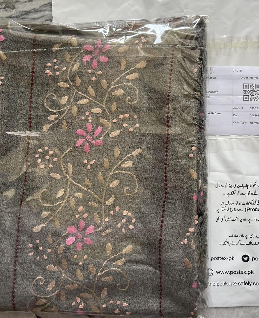 Customer photo review of Brown x Tarkashi Shawl