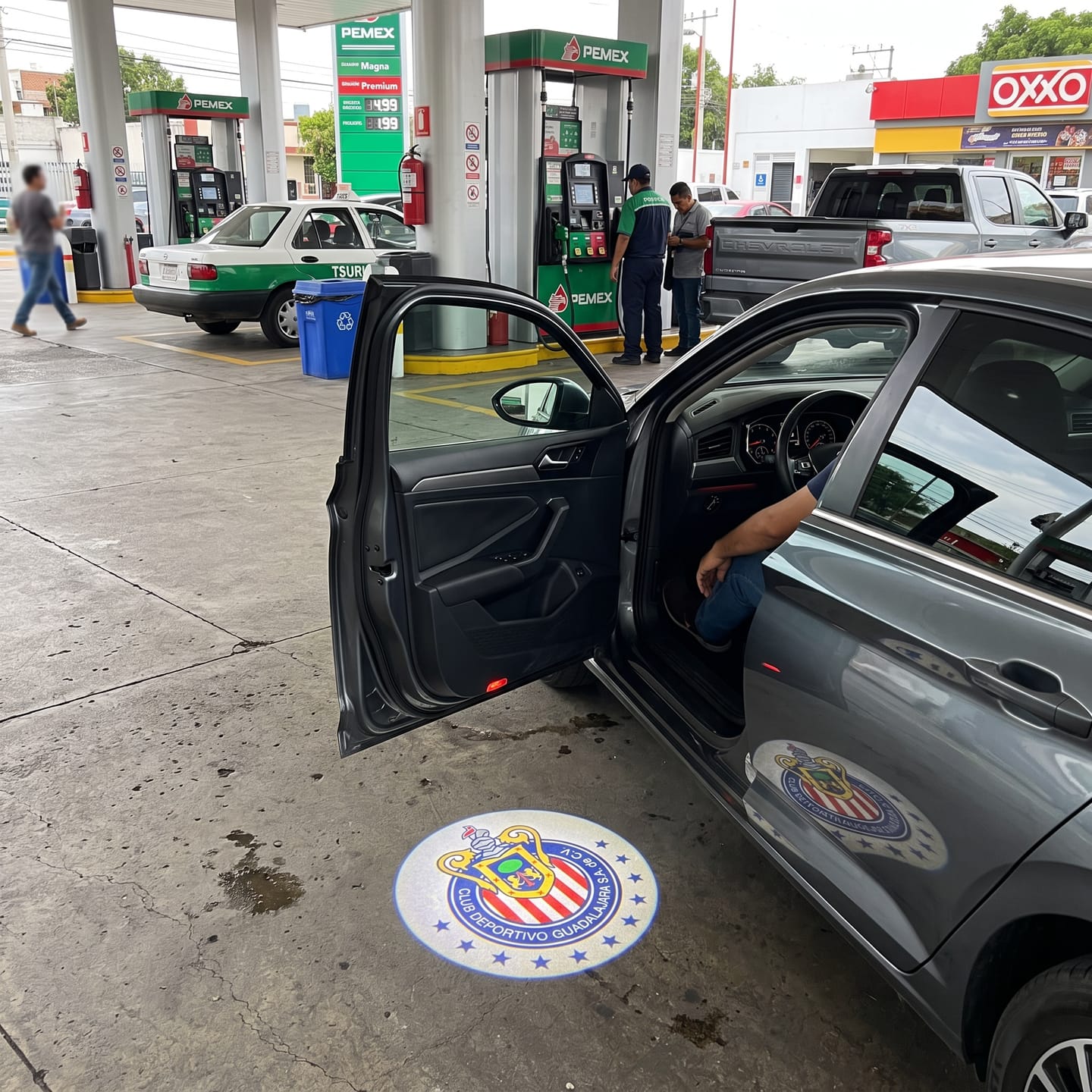 Customer photo review of Proyector para carro de equipo de futbol