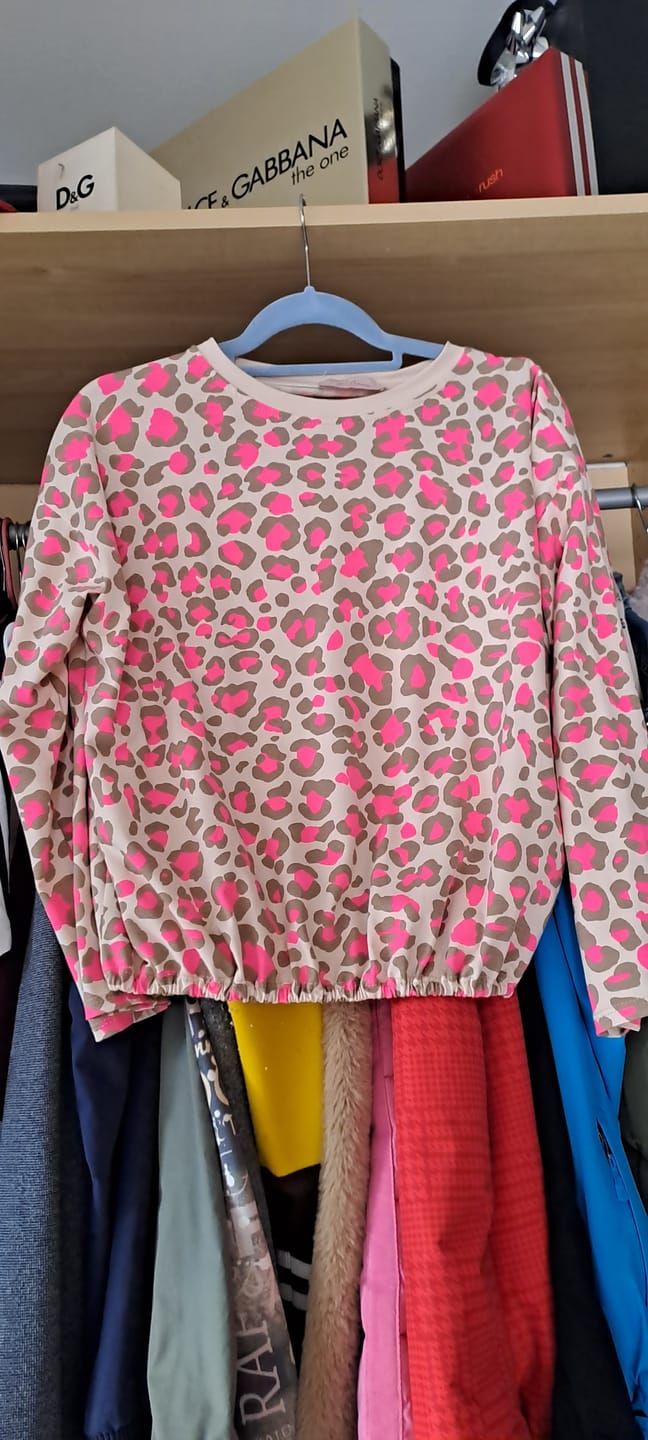 Customer photo review of Longsleeve mit leicht ausgestelltem Ärmel creme LEO taupe/pink