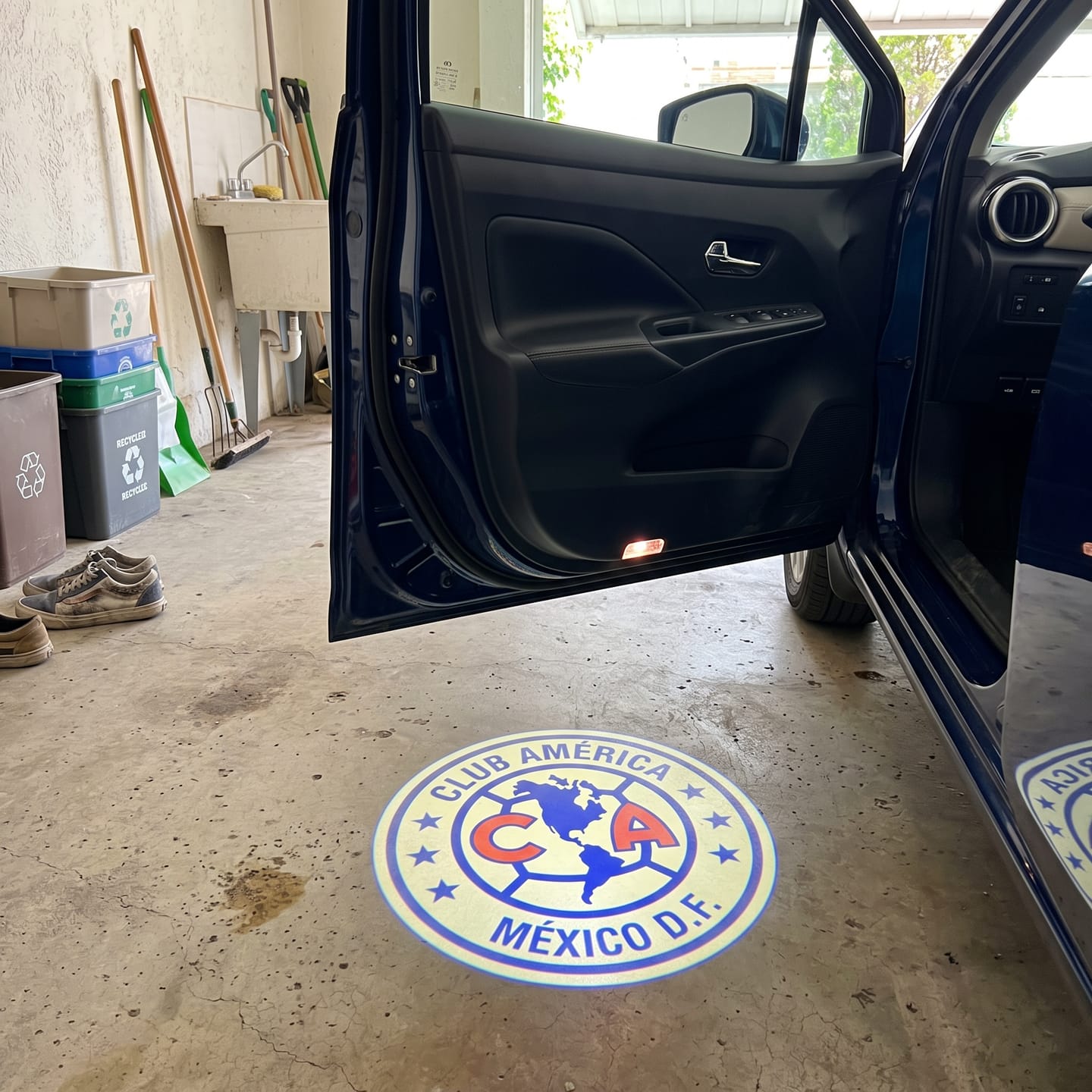 Customer photo review of Proyector para carro de equipo de futbol