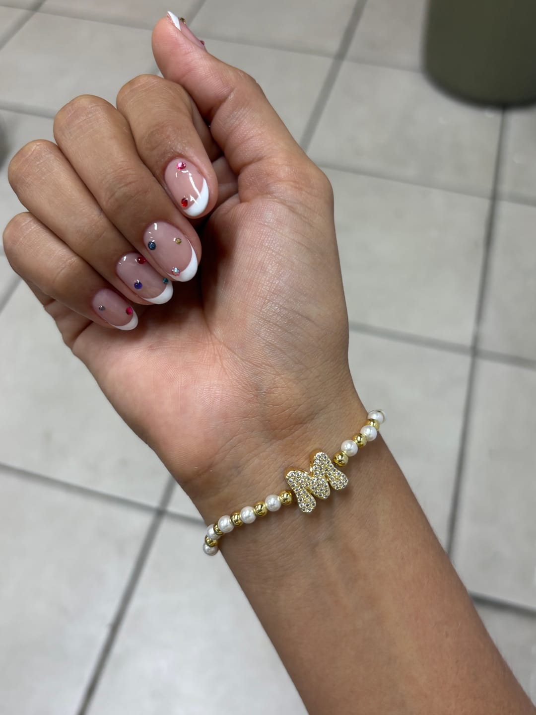 Customer photo review of Pulsera Bolitas Doradas y Perlas Con Inicial Zirconias