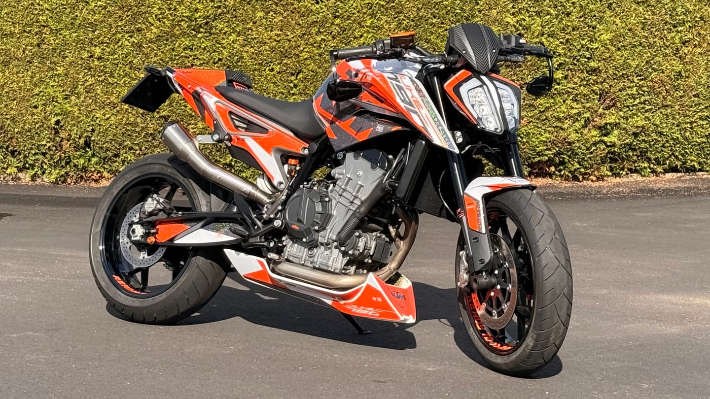 Customer photo review of KTM 790 Duke GRAPHICS - "Torque" (White/Orange)