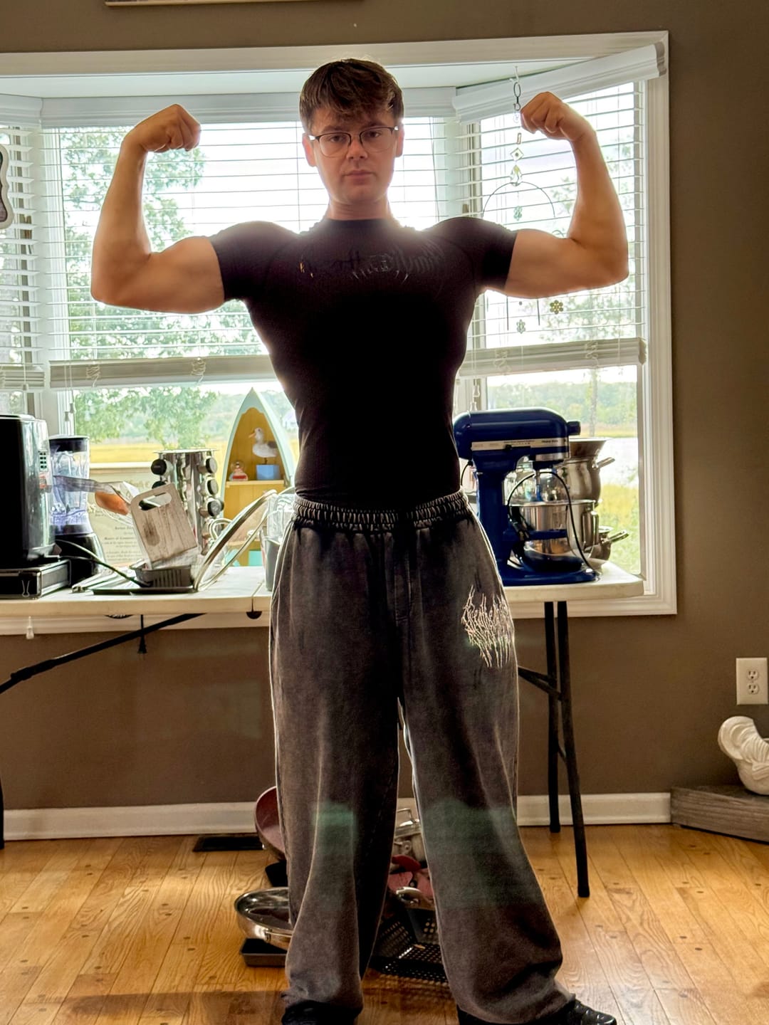 Customer photo review of Essential Embroidered Uncuffed Sweatpants [VINTAGE]