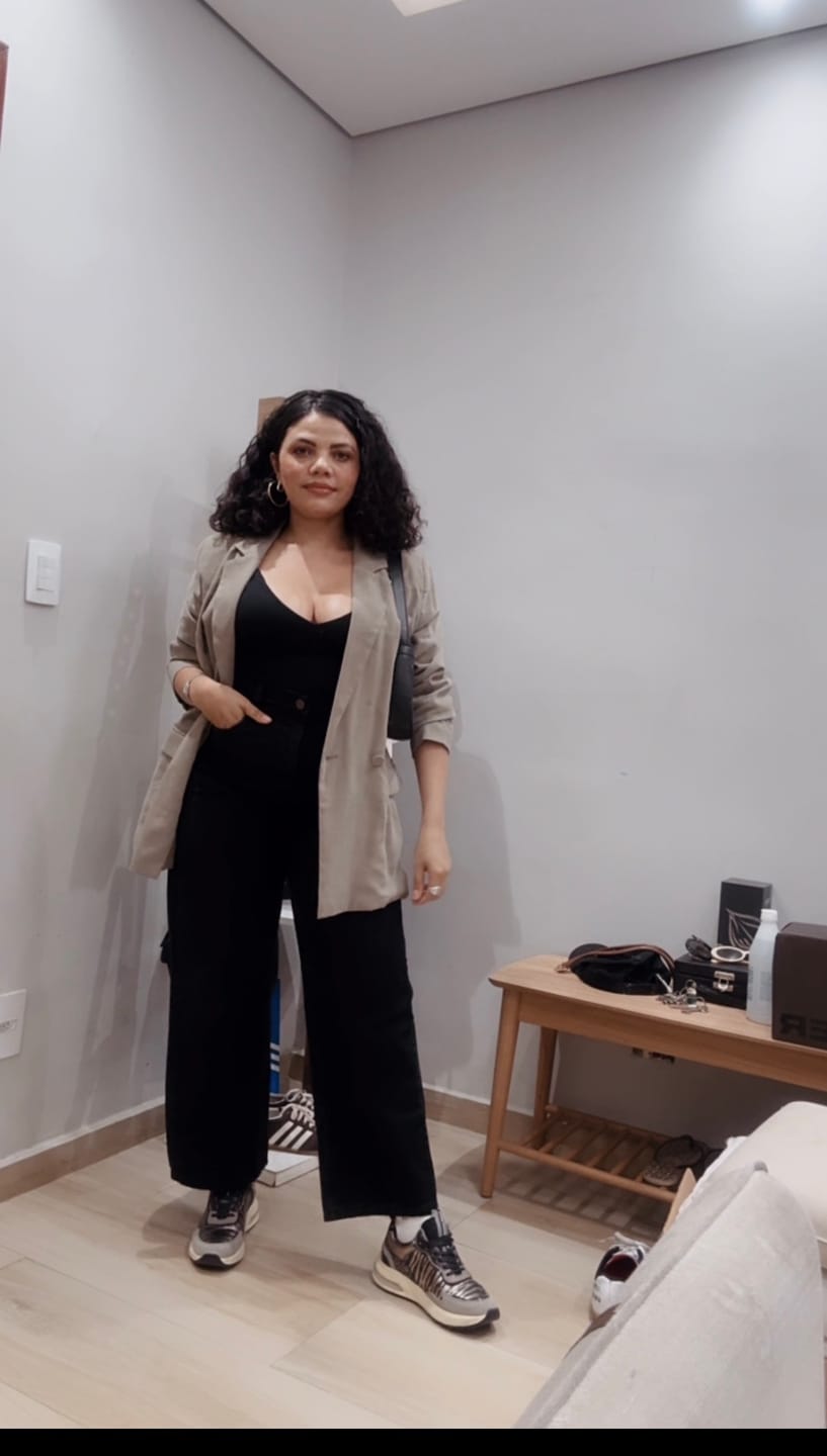 Customer photo review of Calça Jeans Reta Araçá Preta