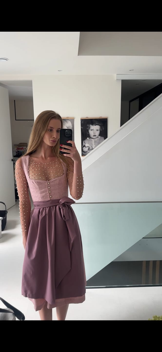Customer photo review of Rosa Herz-Ausschnitt Knöpfen Dirndl