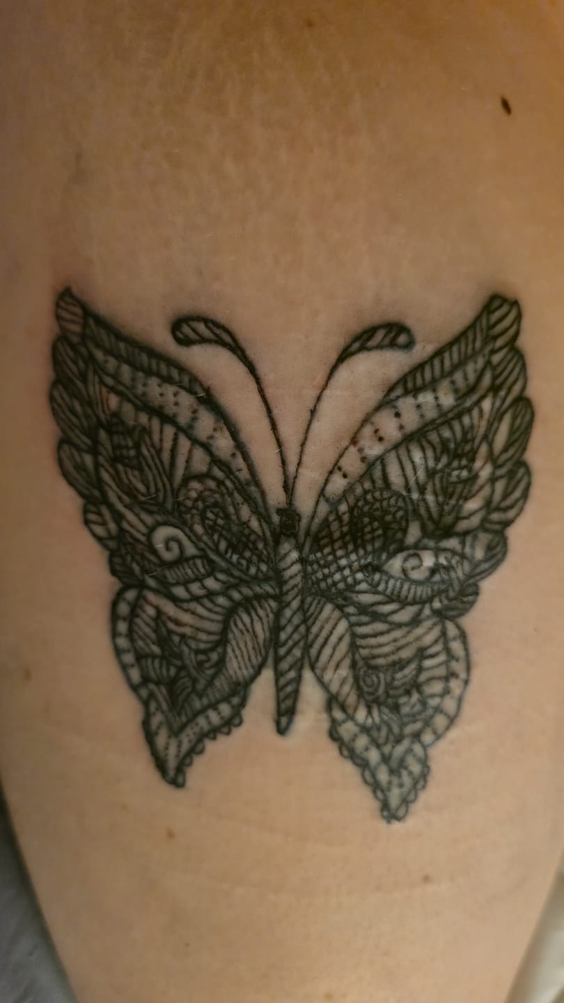 Customer photo review of Neebol Tattoo Adhesive Protective Shield Bandage – 5.9 × 5.47/10.94 Yards