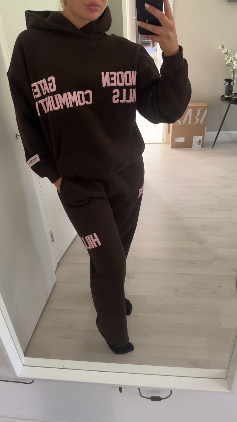 Avis client avec photo sur le SWEAT À CAPUCHE « GATED COMMUNITY » MARRON FONCÉ/ROSE CLAIR